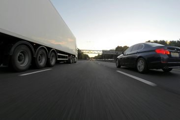 Foto de camión en ruta junto a vehiculo